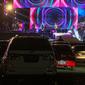 Suasana konser New Live Experience 2020 pada hari kedua di Parkir Barat JIExpo Kemayoran, Jakarta, Minggu (30/8/2020). Konser musik dengan konsep drive-in tersebut digelar dengan menerapkan protokol kesehatan untuk mencegah penyebaran COVID-19. (Liputan6.com/Faizal Fanani)