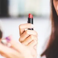 Ilustrasi lipstik merah. (dok. pexels.com/ Kaboompics)