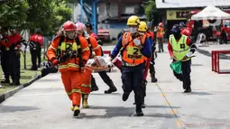 Peserta saat mengikuti Jakarta Fire Safety Challengge (JFSC) tahun 2022 di Lapangan Kantor Dinas Penanggulangan Kebakaran dan Penyelamatan (Gulkarmat), Duri Pulo, Jakarta Pusat, Selasa (9/8/2022). Kegiatan ini diikuti oleh 101 kontingen dari petugas Manajemen Keselamatan Kebakaran Gedung (MKKG) dan Manajemen Keselamatan Kebakaran Lingkungan (MKKL) di wilayah DKI Jakarta. (Liputan6.com/Johan Tallo)