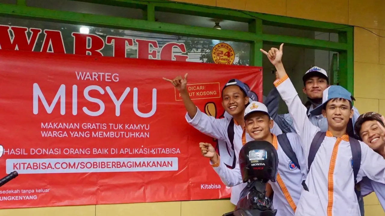 Warteg Misyu membagikan makanan gratis untuk warga yang membutuhkan