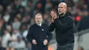 Pelatih Manchester City, Pep Guardiola, memberikan semangat kepada anak asuhnya saat melawan Tottenham Hotspur dengan skor 1-2 pada laga Carabao Cup. (AP Photo/Ian Walton)