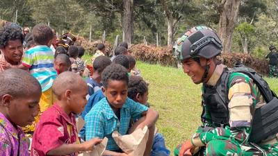 Satgas Yonif 511/DY Sukses Gelar Program Makan Bergizi Gratis ke-20 untuk Warga Tima, Pererat Kemanunggalan TNI