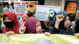 Massa membawa poster saat unjuk rasa menentang eksekusi mati Syeikh Nimr di depan Kedubes Arab Saudi, Jakarta, Senin (4/1/2015). Mereka menuntut Pemerintah Saudi untuk menghentikan semua eksekusi mati para tahanan politik.(Liputan6.com/Helmi Afandi)