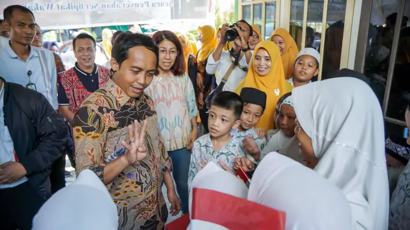 Wakil Menteri ATR/BPN, Raja Juli Antoni, datang menyerahkan langsung sertipikat wakaf kepada masyarakat di tiga lokasi di kota Pontianak Kalimantan Barat pada Kamis 18 Mei 2023 (Istimewa)