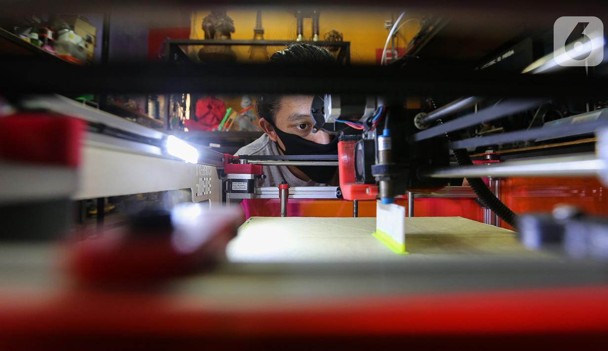 Karyawan melihat pola kerja pembuatan face shield atau pelindung wajah pada mesin print 3D di IMA 3D, Cipondoh, Kota Tangerang, Kamis (23/4/2020). Face shield untuk tenaga medis ini di donasikan bagi sejumlah rumah sakit yang membutuhkan tanpa dipungut biaya. (Liputan6.com/Fery Pradolo)