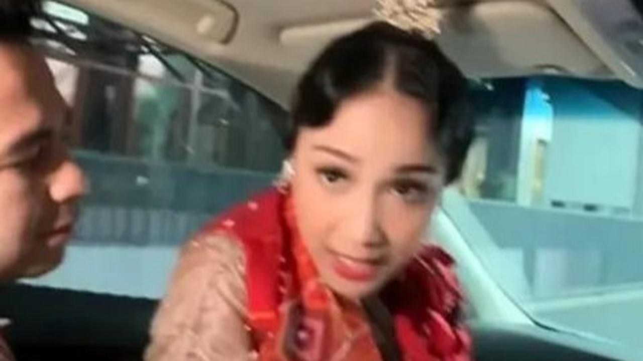 Sambil terkekeh, ibunda Rafathar dan Rayyanza tampak sedikit canggung, sementara Raffi tampil dengan santainya.
