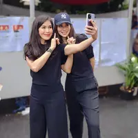 Sebagai mantan seorang model, Loemongga juga tampak begitu anggun dalam berpenampilan. Bahkan saat ia melakukan pemungutan suara beberapa waktu lalu. Paduan serba navy disertai baseball cap jadikan tampilannya begitu mengagumkan. [Foto: Instagram/ Loemongga]