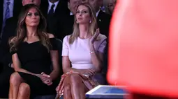 Melanie Trump dan Ivanka Trump, istri dan anak Donald Trump, saat menyaksikan debat pertama Capres AS di New York, Senin (26/9). Melania tampil dalam balutan gaun hitam off-shoulder seharga US$ 2.645 atau sekitar Rp 34 juta. (Joe Raedle/Getty Images/AFP)