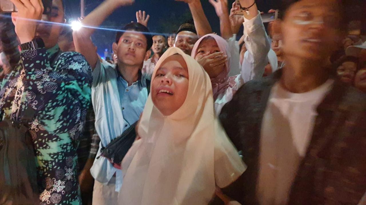 Isak tangis harus ribuan keluarga pengantar jemaah haji asal Garut, Jawa Barat pecah, melepas keberangkatan sebanyak 404 jamaah haji gelombang pertama asal kota Intan, Selasa malam. (Liputan6.com/Jayadi Supriadin)