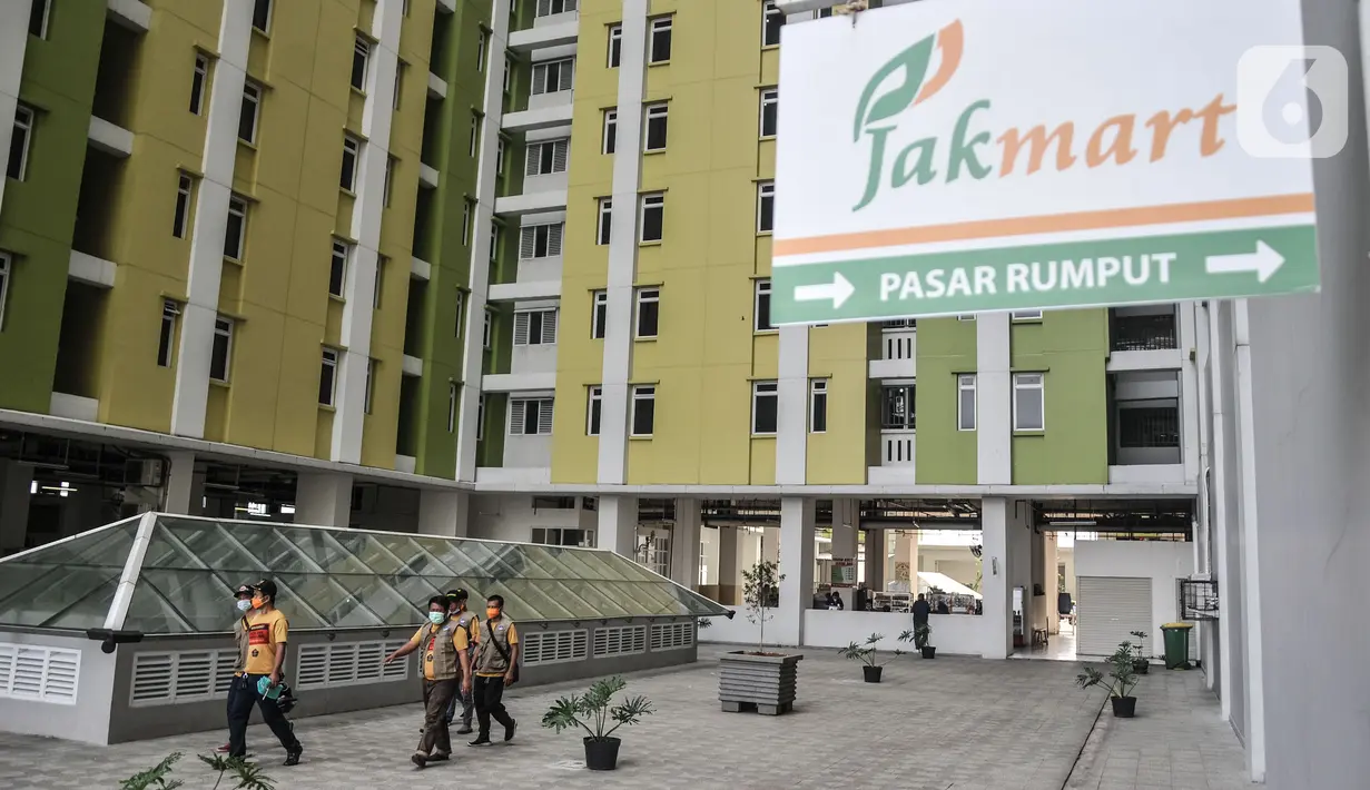 Aktivitas warga saat berada di Rumah Susun (Rusun) Pasar Rumput, Manggarai, Jakarta, Senin (20/9/2021). Rusun yang dibangun oleh Kementerian PUPR dengan biaya Rp970 miliar itu memiliki 1.984 unit hunian tipe 36 di lantai 4-25. (merdeka.com/Iqbal S. Nugroho)