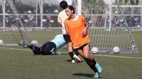 Pemain keturunan, Estella Loupatty berlatih bersama Timnas Indonesia Putri di Lapangan ABC, Senayan, Jakarta, Rabu (26/06/2024). (Bola.com/M Iqbal Ichsan)