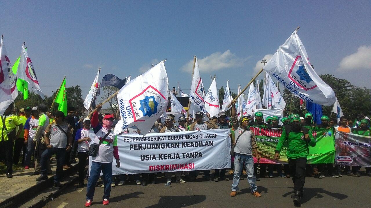 Ratusan buruh di Cilacap menggelar aksi damai memperingati hari buruh internasional atau May Day. (Foto: Liputan6.com/Muhamad Ridlo)