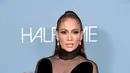 Penyanyi-aktris AS Jennifer Lopez J.Lo tiba untuk pemutaran perdana "Halftime" pada malam pembukaan Festival Tribeca di United Palace di New York, 8 Juni 2022. J.Lo juga tidak melupakan cincin pertunangan berlian hijau 8,5 karat dari sang kekasih yang juga aktor Ben Affleck. (Jamie McCarthy /Getty Images via AFP)