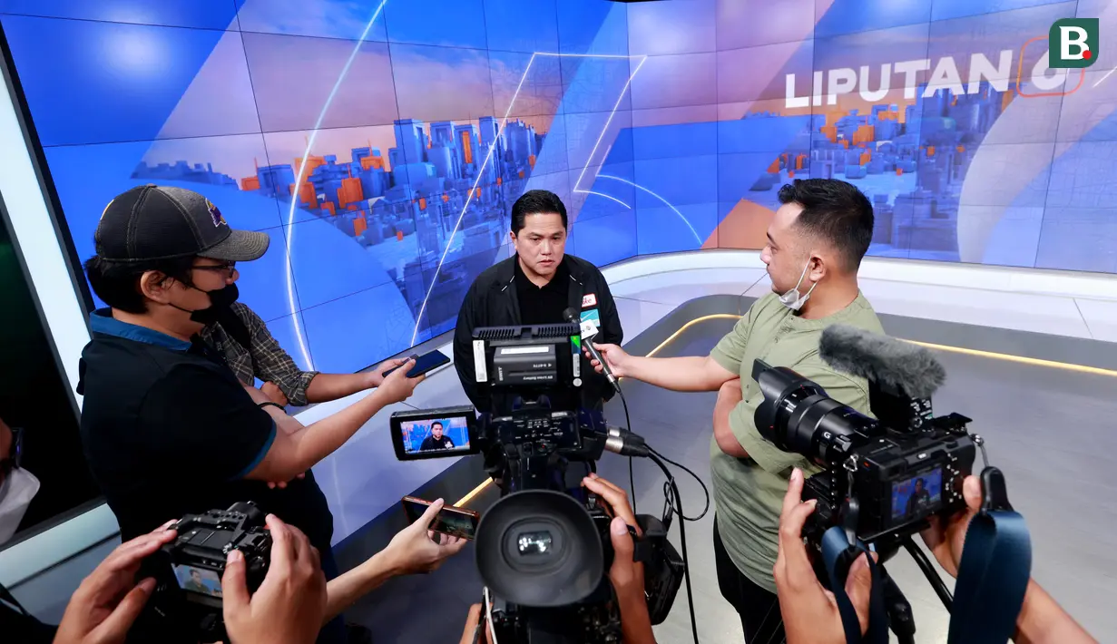 Ketua umum PSSI, Erick Thohir, memberikan keterangan kepada awak media setelah wawancara ekslusif pada program acara Liputan 6 Talks di SCTV Tower, Jakarta, Minggu (09/04/2023). Pada kesempatan itu Erick Thohir juga membahas wasit nakal yang diduga terlibat match fixing di sepak bola Indonesia. (Bola.com/M Iqbal Ichsan)