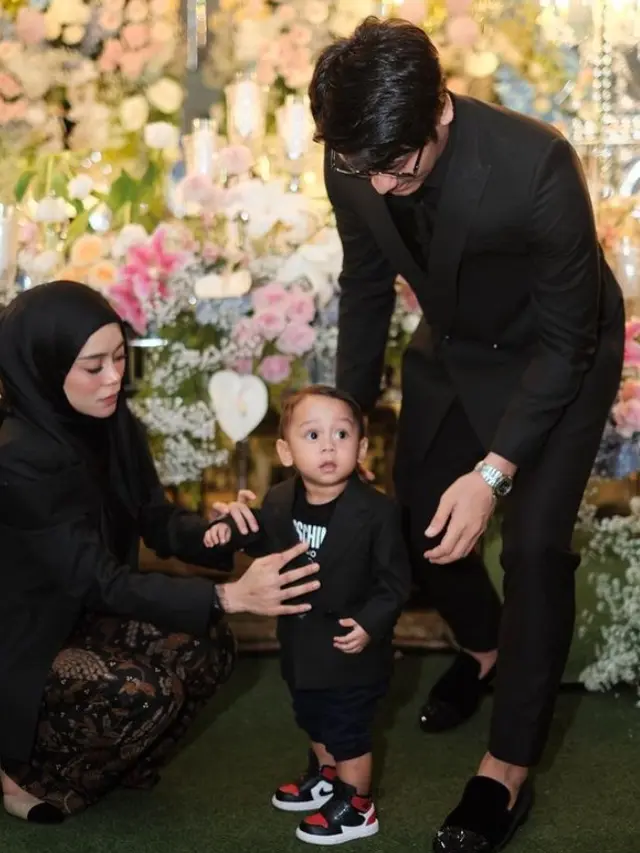 Outfit Kondangan Bayi Modis Berbalut Jas Branded ala Fatih (Foto: Instagram.com @lestikejora)