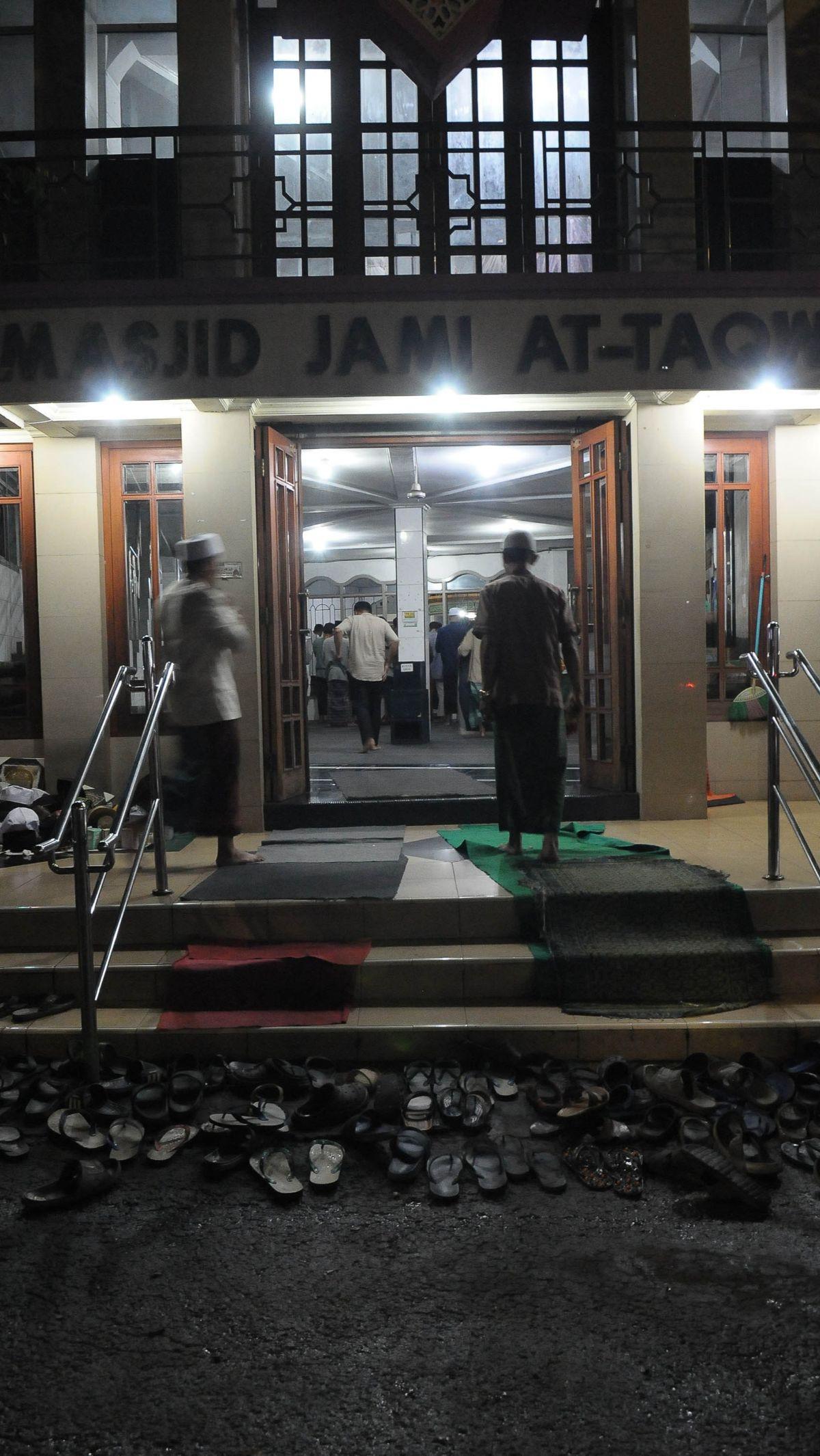 Foto-foto yang diambil pada malam pertama Ramadan ini menunjukkan ribuan umat Muslim memadati masjid masjid di Jakarta. Foto: merdeka.com / Imam Buhori<br>