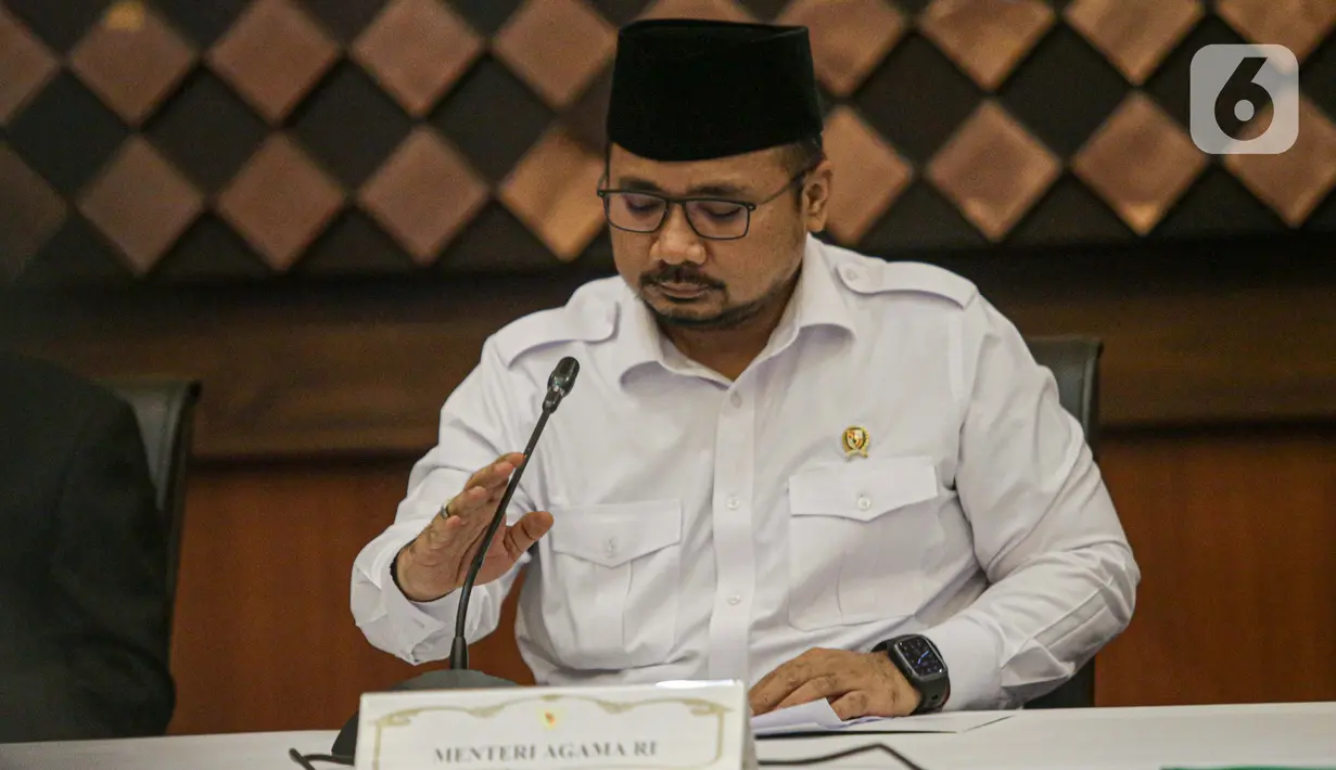 Menteri Agama Yaqut Cholil Qoumas dalam konferensi pers di Gedung Kementerian Agama Jakarta, Kamis (3/6/2021). Pemerintah terbitkan keputusan pembatalan keberangkatan jemaah haji 2021 juga didasari pertimbangan aspek keselamatan bagi Jemaah haji di tengah situasi Pandemi (Liputan6.com/Faizal Fanani)