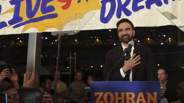 Zohran Mamdani deklarasi kemenangan jadi wali kota keturunan India-Amerika dan Muslim pertama di New York City bersama para pendukungnya di pesta primary election pada Rabu (25/6/2025). (AP/Heather Khalifa)