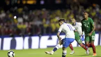 Philippe Coutinho mengeksekusi penalti saat Brasil mengalahkan Bolivia (AP Photo/Andre Penner)