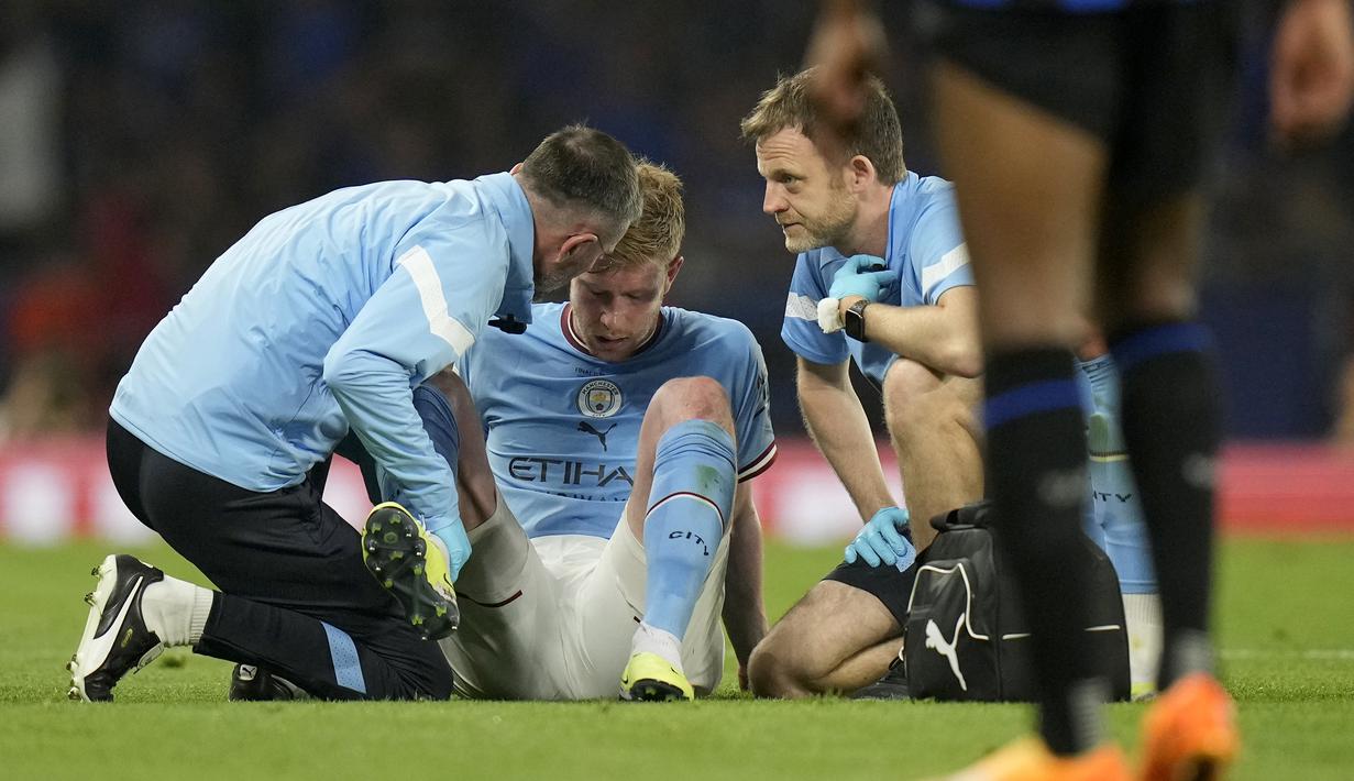 Gelandang Manchester City, Kevin De Bruyne mendapatkan perawatan tim medis setelah mengalami cedera saat menghadapi Inter Milan pada laga final Liga Champions 2022/2023 di Ataturk Olympic Stadium, Istanbul (10/6/2023). (AP Photo/Francisco Seco)