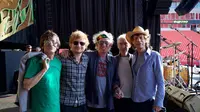 Senangnya Ed Sheeran Bisa Selfie Bareng The Rolling Stones