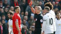Gelandang Liverpool, Steven Gerrard mendapatkan kartu merah dari wasit Martin Atkinson saat Laga Liga Premier Inggris di Anfield Stadium, Inggris, Minggu (22/3/2015 ). Manchester United menang 2-1 atas Liverpool. (Reuters/Carl Recine)