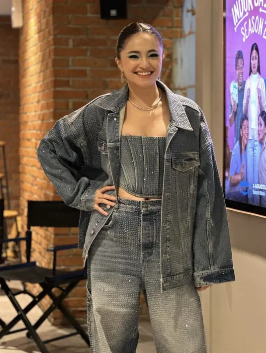 Dengan gaya glamor, paduan makeup bold dan denim hadirkan kesempurnaan gaya yang memukau.  [Foto: Instagram/ Marshanda]