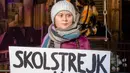 Patung lilin aktivis lingkungan asal Swedia, Greta Thunberg memegang sebuah plakat selama presentasinya di Museum Panoptikum di Hamburg, Jerman, Rabu (29/1/2020). Patung itu merupakan salah satu dari 120 individu terkenal yang ditampilkan di museum lilin tersebut. (Markus Scholz/dpa/AFP)