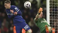 Kiper Everton, Jordan Pickford (kanan) berusaha menghalau bola dari ancaman gelandang Chelsea, Cole Palmer pada laga pekan ke-33 Premier League 2023/2024 di Stamford Bridge, London, Senin (15/4/2024). (AP Photo/Ian Walton)