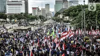 Massa buruh menggelar aksi menolak UU Cipta Kerja di kawasan Patung Kuda, Jakarta, Senin (2/11/2020). Massa buruh dari berbagai serikat pekerja tersebut menggelar demo terkait penolakan pengesahan omnibus law Undang-Undang Cipta Kerja dan upah minimum 2021. (merdeka.com/Iqbal S Nugroho)