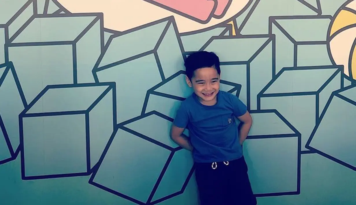 Rafathar Malik Ahmad adalah buah hati dari pasangan Raffi Ahamad dan Nagita Slavina. Rafathar memiliki arti sebagai anak laki-laki pertama yang derajatnya ditinggikan dan Malik diambil dari nama keluarga Raffi. (Liputan6.com/IG/@raffinagita1717)