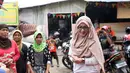 Bersama dengan putrinya, Okie Agustina mengunjungi tempat pembuangan sampah. Ia berharap, kegiatan yang dilakukan setiap bulan itu bisa menumbuhkan jiwa sosial bagi buah hatinya. (Nurwahyunan/Bintang.com)