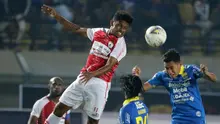 Gelandang Persib Bandung, Erwin Ramdani, duel udara dengan gelandang Persipura Jayapura, Imanuel Wanggai, pada laga Liga 1 2019 di Stadion Si Jalak Harupat, Bandung, Sabtu (18/5). Persib menang 3-0 atas Persipura. (Bola.com/M. Iqbal Ichsan)