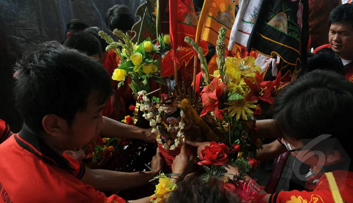 Beberapa warga keturunan Tionghoa merapikan patung dewa jelang perayaan Cap Go Meh di Vihara Dhanagun, Bogor, Jawa Barat, Kamis (5/3/2015). Perayaan Cap Go Meh di Kota Bogor diiringi pesta rakyat. (Liputan6.com/Helmi Fithriansyah)