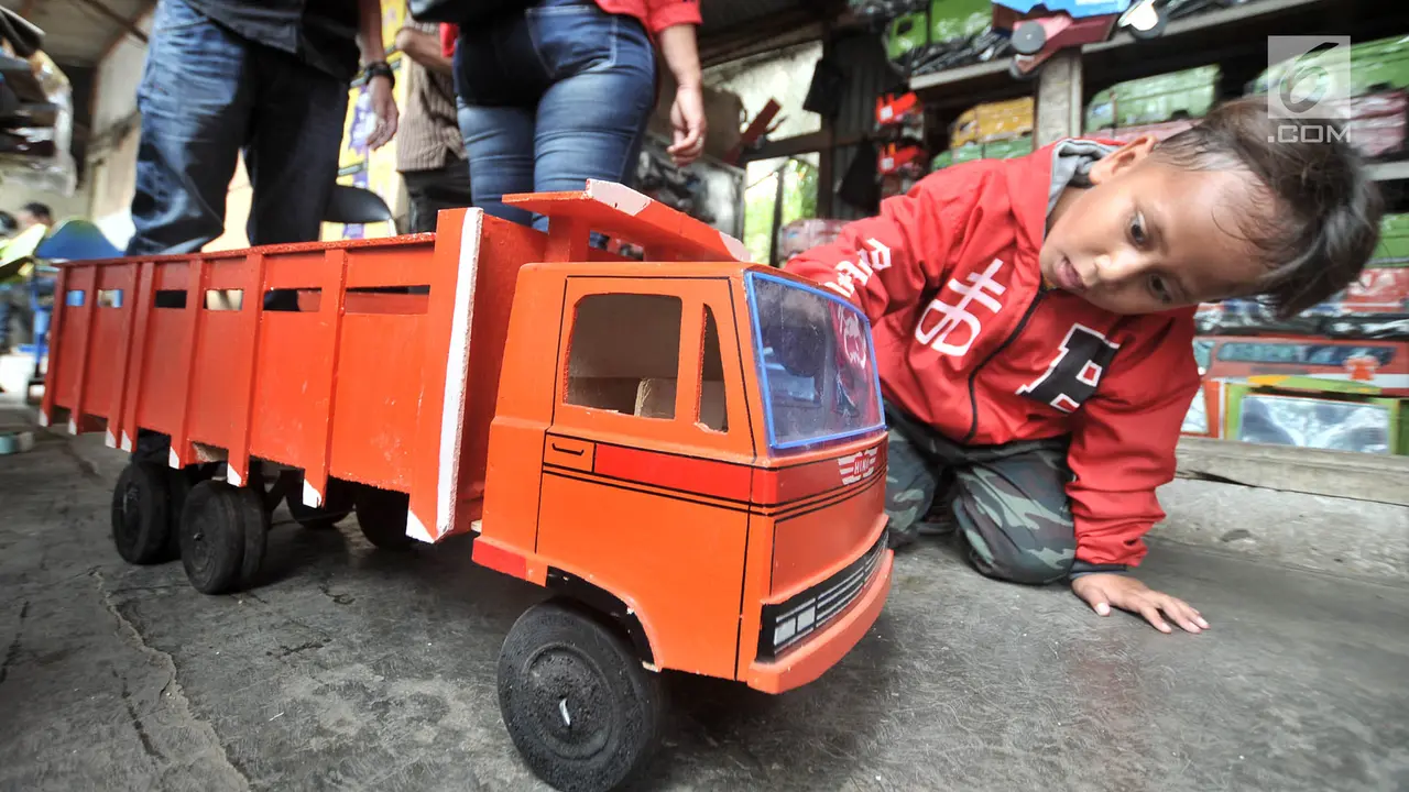 Geliat Pedagang Mainan Lokal Bertahan dari Produk Impor