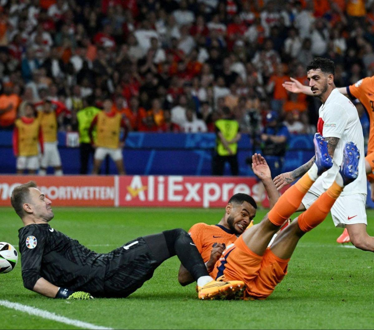 Hanya berselang enam menit, Belanda kembali menambah gol melalui insiden yang tidak diinginkan oleh kubu Turki. Mert Muldur, pemain Turki, melakukan gol bunuh diri pada menit ke-76 yang membuat Belanda berbalik unggul 2-1. Foto: Reuters<br>