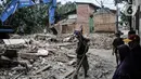 Warga menyaksikan petugas menggunakan kendaraan alat berat saat pembebasan lahan untuk proyek Normalisasi Ciliwung di Rawajati, Jakarta Selatan, Rabu (9/11/2022). Anggaran Normalisasi Ciliwung ini akan dialokasikan untuk pembebasan lahan dalam program pengendalian banjir. (merdeka.com/Iqbal S Nugroho)