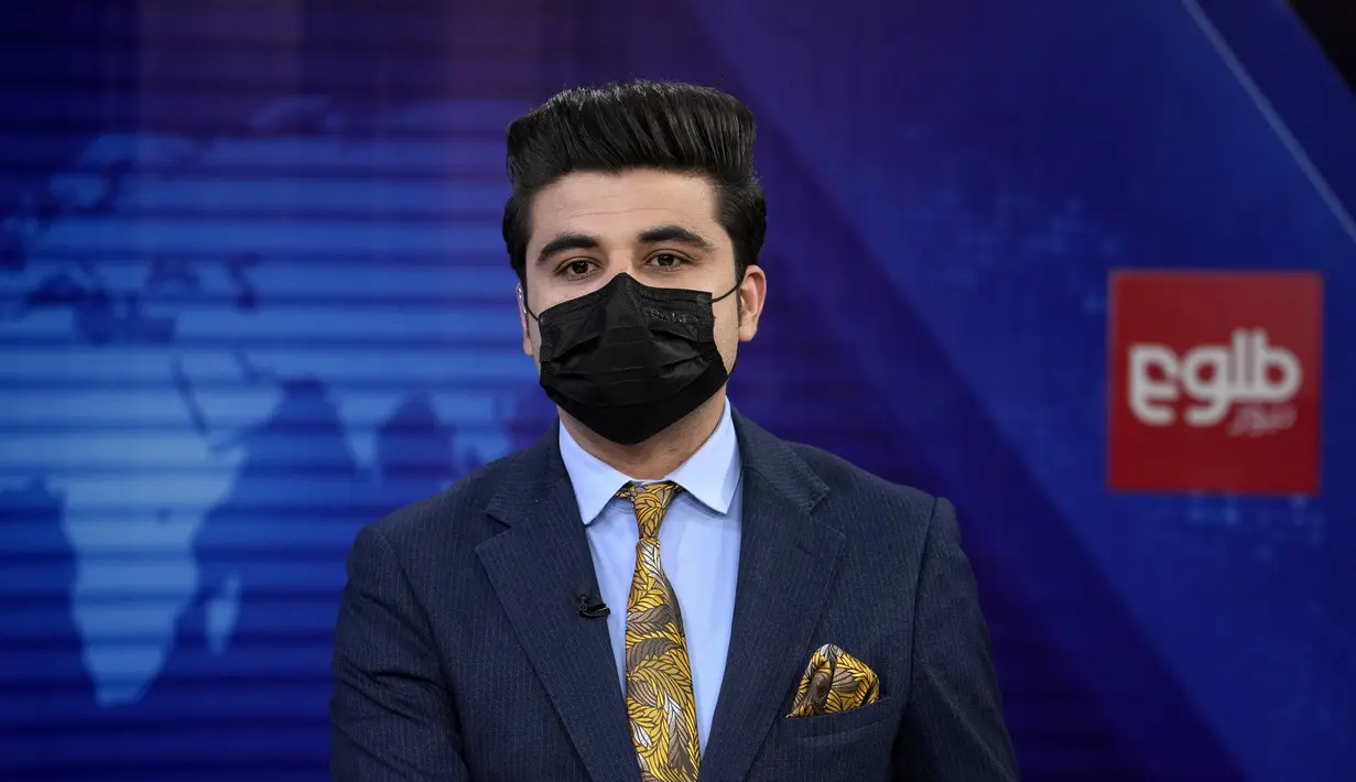 <p>Pembawa acara TV Nesar Nabil mengenakan masker untuk memprotes perintah baru Taliban bahwa presenter perempuan harus menutupi wajah mereka, saat membaca berita di TOLOnews, di Kabul, Afghanistan, Minggu, 22 Mei 2022. Dalam aksi solidaritas dengan rekan-rekan wanita, pembawa berita pria saluran itu menutupi wajah mereka dengan masker, termasuk pembaca berita malam utama. (AP Photo/Ebrahim Noroozi)</p>