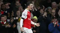 Gelandang Arsenal, Mesut Ozil, merayakan gol ynag dicetaknya ke gawang Bournemouth pada laga Premier League di Stadion Emirates, Inggris. (Reuters/Stefan Wermuth)