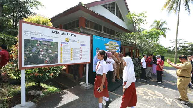 Para siswa sekolah rakyat pertama kali masuk sekolah di Balai Diklat ASN Banyuwangi (Istimewa)
