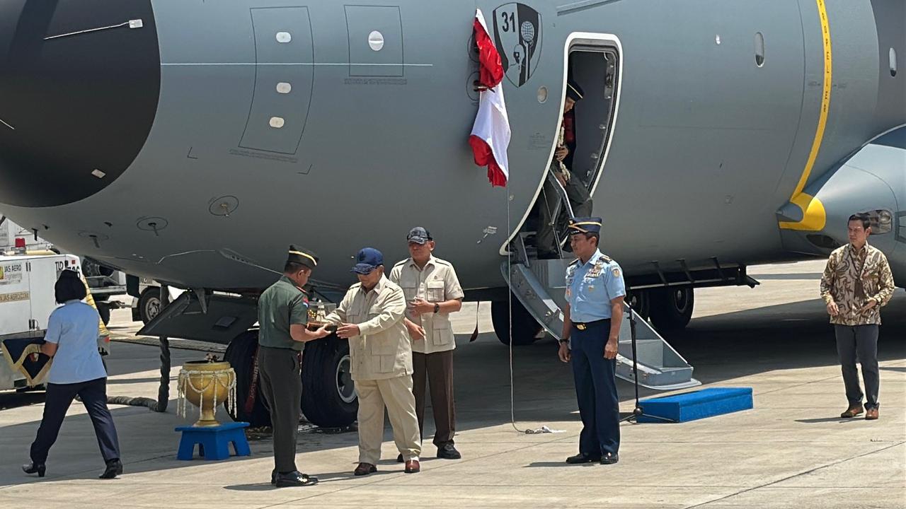 Presiden Prabowo Serah Terima 1 Unit Pesawat A400M ke Panglima TNI Agus dan Kasau Marsekal Tonny, Ini Kecanggihannya