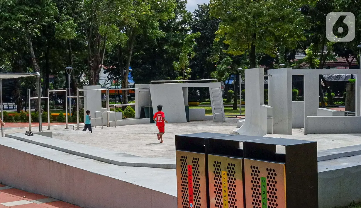 Anak-anak bermain di Taman Puring, Jakarta, Minggu (14/3/2021). Dinas Pertamanan dan Hutan Kota Provinsi DKI Jakarta akan terus melakukan evaluasi setiap pekan untuk menentukan, apakah kebijakan membuka Ruang Terbuka Hijau (RTH) akan diteruskan atau tidak. (Liputan6.com/Faizal Fanani)