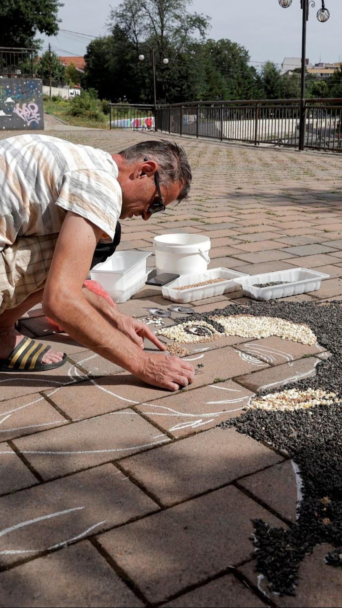 Proses penciptaan karya ini dimulai dengan Pozhegu membuat sketsa rinci wajah Michael Jackson. Foto: REUTERS / Valdrin Xhemaj<br>