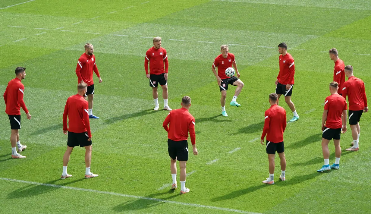 Para pemain timnas Polandia mengambil bagian dalam sesi Latihan mereka di Arena Gdansk di Gdansk, Minggu (13/6/2021). Pertandingan pembuka Grup E Euro 2020 akan mempertemukan timnas Polandia vs timnas Slovakia di Stadion Krestovsky pada Senin (14/6) WIB. (JANEK SKARZYNSKI/AFP)