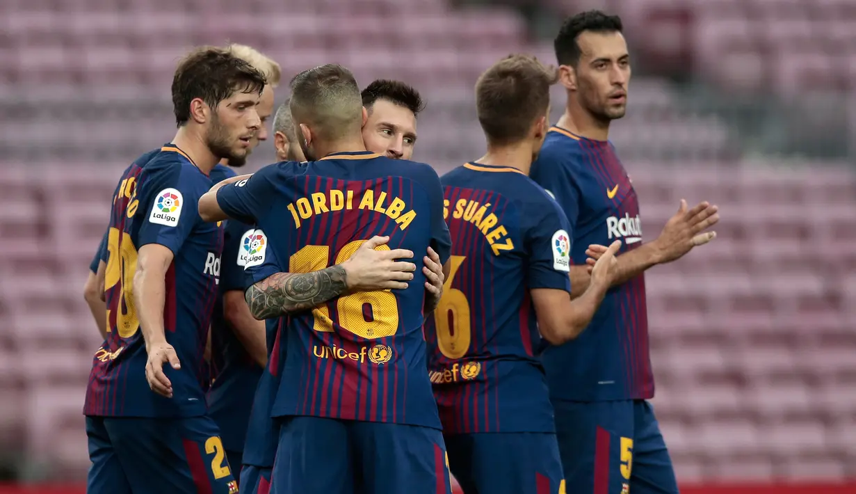 Pemain Barcelona, Lionel Messi bersama rekan setimnya merayakan gol ke gawang Las Palmas pada pertandingan Liga Spanyol di Camp Nou, Senin (2/10) dini hari. Bermain tanpa suporter, Barcelona menang telak dengan skor 3-0. (AP/Manu Fernandez)