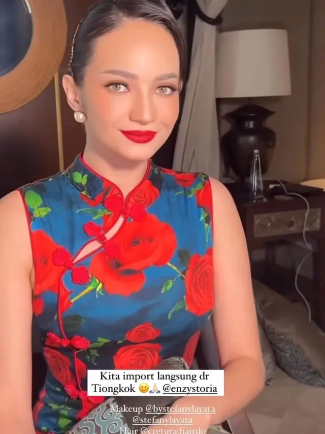 7 Potret Menawan Enzy Storia Pakai Cheongsam, Jadi Bridesmaid untuk Sahabat