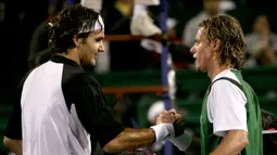 2. Tahun 2004 - Roger Federer (Swiss) berhadapan dengan Lleyton Hewitt (Australia) dalam partai final yang berlangsung di Westside Tennis Club, Houston, Texas, USA (21/11/2004). Roger Federer menang dengan skor 6-3, 6-2. (AFP/Clive Brunskill /Via Getty Images)