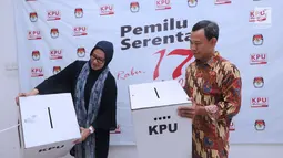 Komisioner KPU RI, Evi Novida GM (kiri) dan Pramono UT menunjukan kotak suara bermaterial karton kedap air dan transparan di Kantor KPU, Jakarta, Jumat (14/12). Kotak suara nantinya digunakan pada Pemilu Serentak 2019. (Liputan6.com/Helmi Fithriansyah)