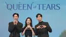 Park Sung Hoon, Kim Ji Woon, dan Kim Soo Hyun Queen of Tears di konferensi pers yang digelar Kamis (7/3/2024). [Foto: Netflix]