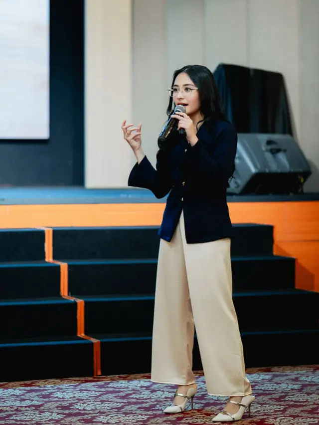 Gaya Berkelas Prilly Latuconsina Pakai Blazer